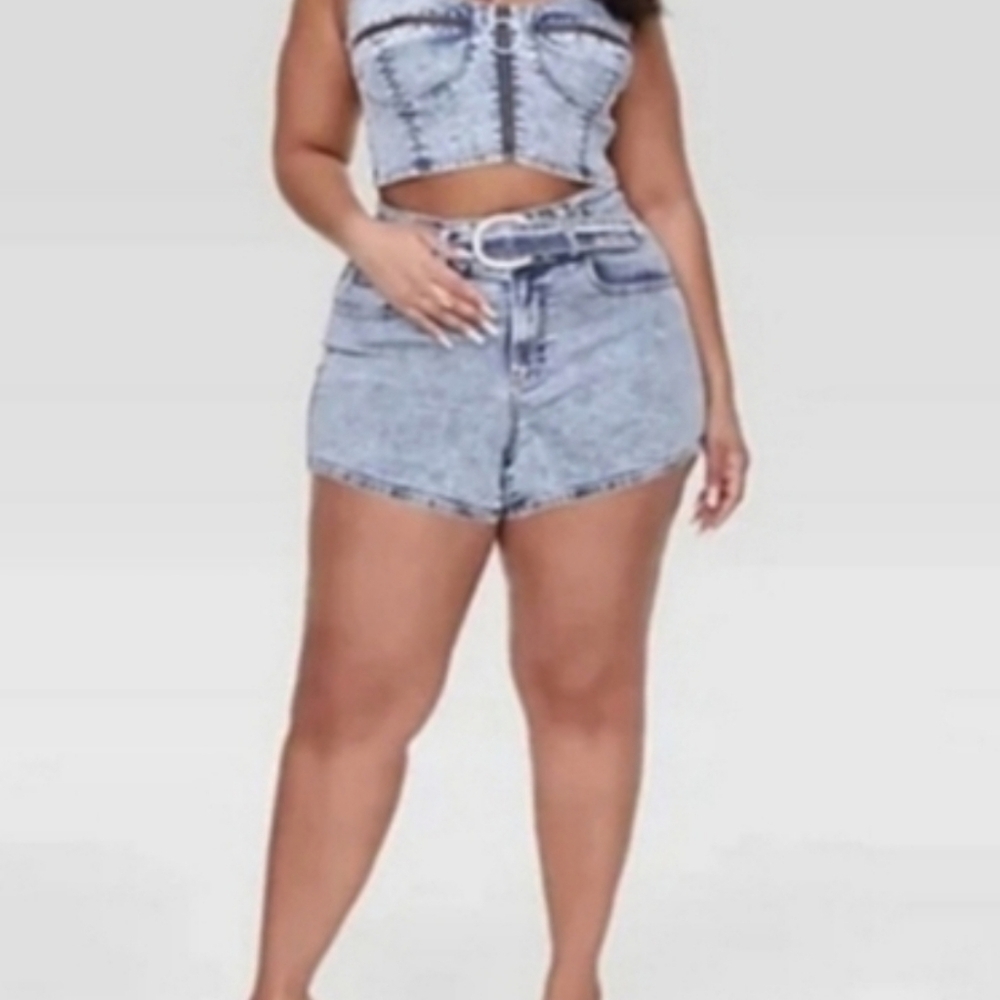 NWOT Fashion to figure belted denim shorts size 18